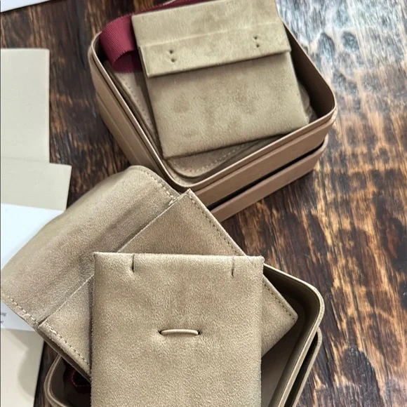 David Yurman Luxury Packaging Collection in Cream and Black - Picture 3 of 6